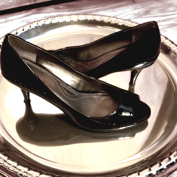 Tahari Patent Rubber Bottom Arch Support Black Open Toe Heels - Picture 1 of 5